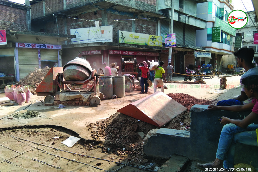 মেনবাজার সংলগ্ন রাস্তার ঢালাই
