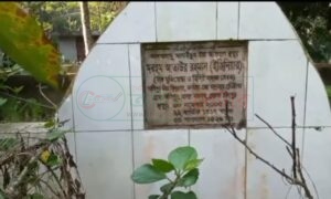 অলিপুর উচ্চ বিদ্যালয়ের প্রতিষ্ঠাতা ইঞ্জিনিয়ার আতাউর রহমানের সমাধি। 