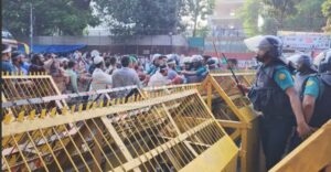 প্রাথমিক শিক্ষকদের দশম গ্রেড দাবিতে শাহবাগমুখী পদযাত্রায় পুলিশের বাধা