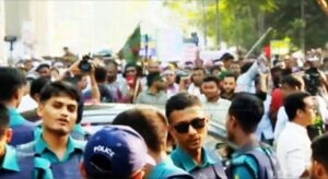 প্রাথমিক শিক্ষকদের দশম গ্রেড দাবিতে শাহবাগমুখী পদযাত্রায় পুলিশের বাধা