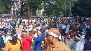 প্রাথমিক শিক্ষকদের দশম গ্রেড দাবিতে শাহবাগমুখী পদযাত্রায় পুলিশের বাধা