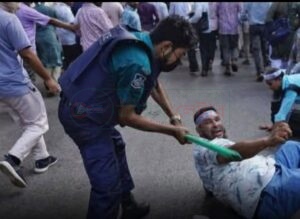 শিক্ষকদের উপর পুলিশের হামলায় আহত