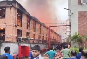 নারায়ণগঞ্জের সিদ্ধিরগঞ্জে আদমজী ইপিজেডে অনন্ত অ্যাপারেলস লিমিটেডের কাপড়ের গুদামে লাগা আগুন নিয়ন্ত্রণে কাজ করছে ফায়ার সার্ভিসের সদস্যরা